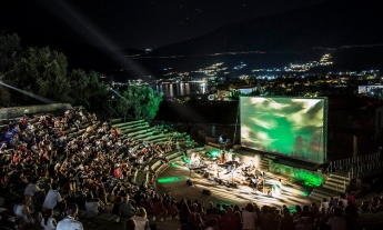 Article παράσταση στο Μικρό θέατρο Επιδαύρου, performance in the Little Theater of Epidaurus