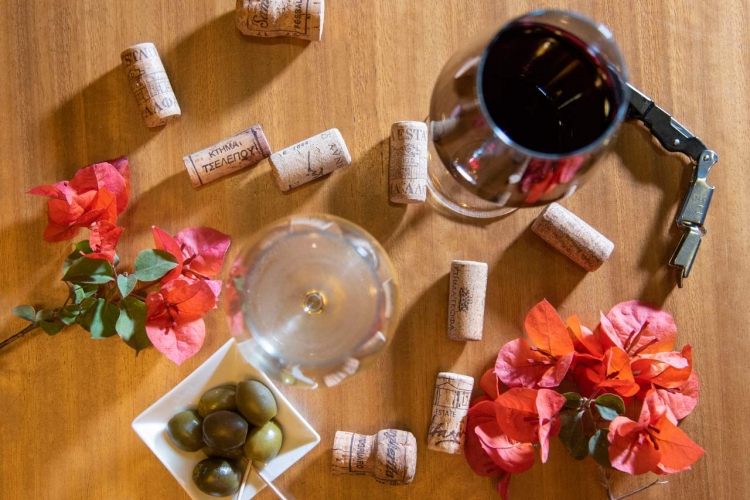 κρασί και ελιές, wine and olives